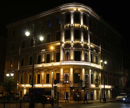 Декоративная архитектурная подсветка здания «Роддом на Фурштатской» светодиодными светильниками.